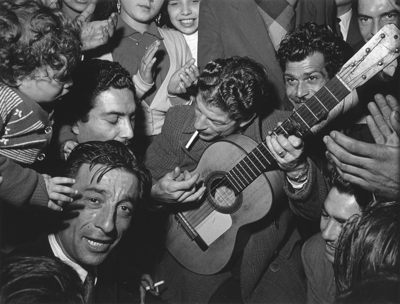 Le guitariste Manitas de Plata. Mariage gitan à Tarascon, 1953